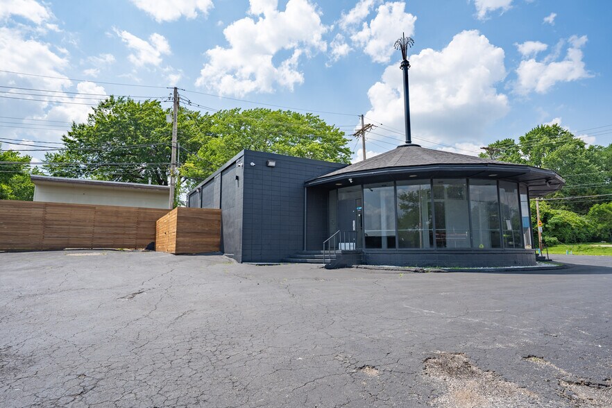 More Photos Of 5900 Troost Ave, Kansas City Showroom For Lease