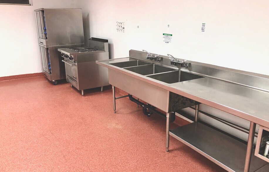 More Photos Of 431 Thames Ave, Winnipeg Office For Lease