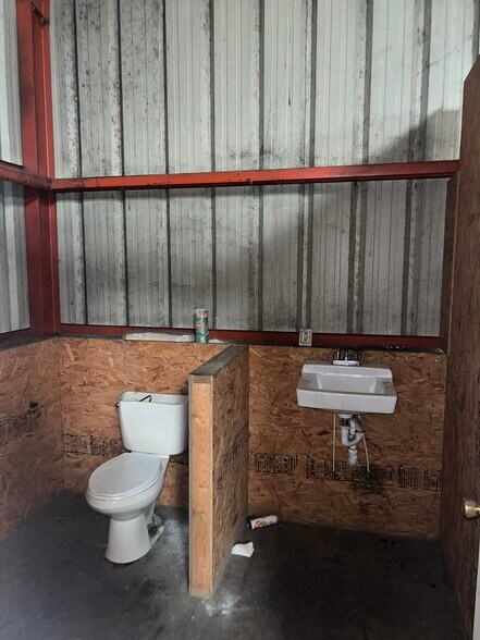 More Photos Of 126 S Gordon St, Ashburn Warehouse For Sale