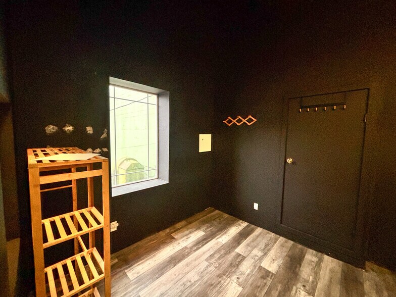 More Photos Of 265 S Main St, Independence Storefront Retail Office For Sale