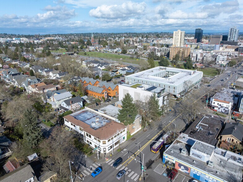 More Photos Of 300 NE 45th St, Seattle Freestanding For Sale