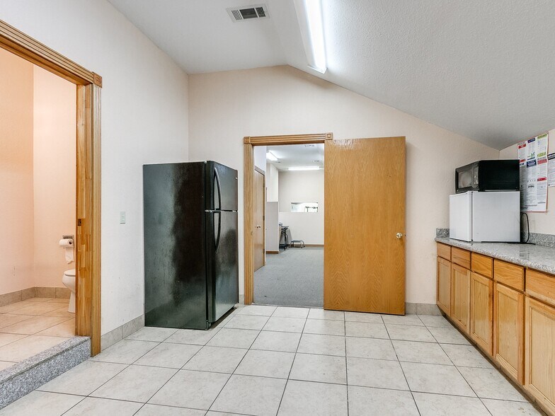 More Photos Of 2124 S Shadowlake, Oklahoma City Medical For Lease