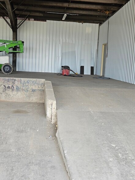 More Photos Of 1300 W Saunders St, Mount Pleasant Showroom For Lease