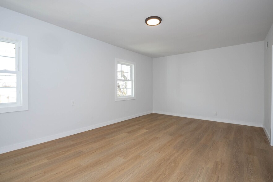 More Photos Of 12 Jansen Ave, Woodbridge Warehouse For Sale