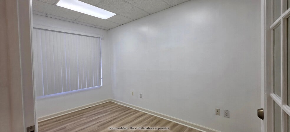 More Photos Of 7810 Kingspointe Pky, Orlando Warehouse For Lease