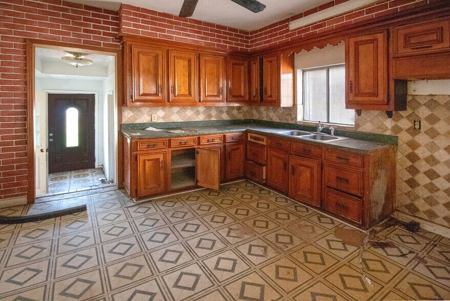 More Photos Of 1333-1335 Yale St, Houston General Retail For Sale