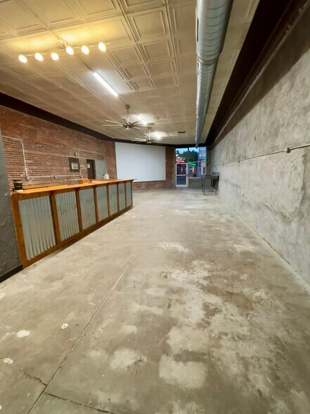 More Photos Of 132 W Broadway St, Lexington Freestanding For Sale