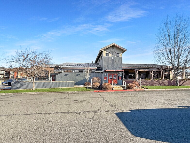 More Photos Of 594 NE Bellevue Ct, Bend Restaurant For Sale