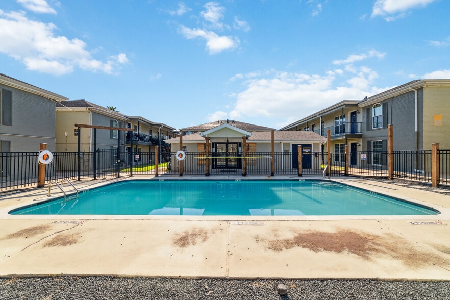 More Photos Of 8330 Carvel Ln, Houston Apartments For Sale