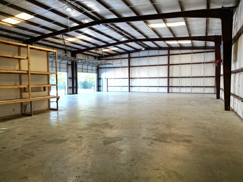 More Photos Of 10205 Windfern Rd, Houston Warehouse For Lease