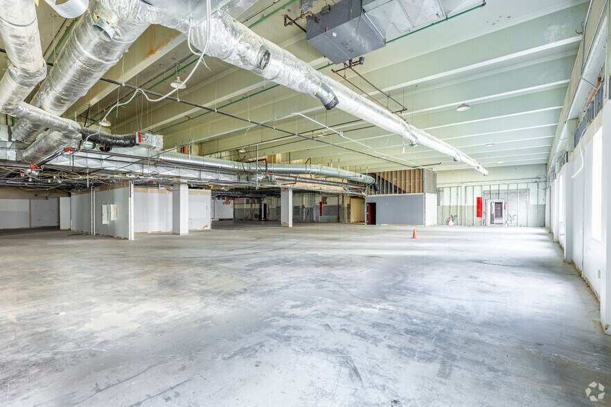 More Photos Of 4550 S Macadam Ave, Portland Office For Sale