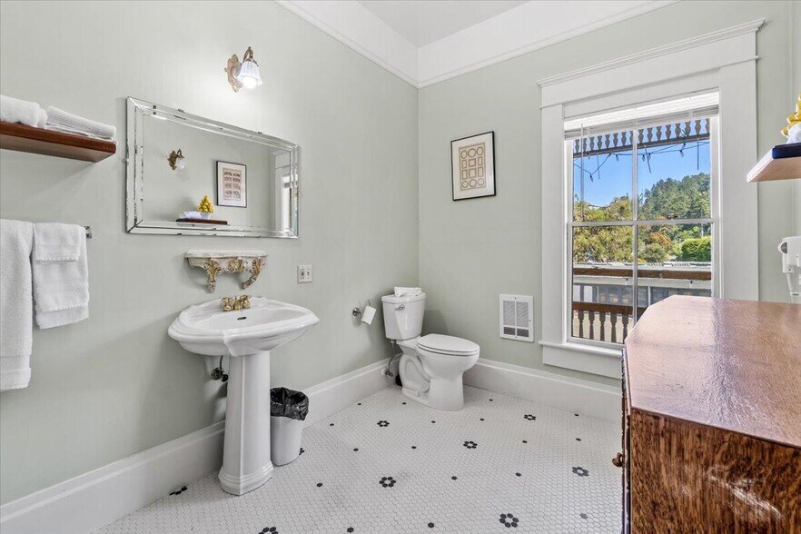 More Photos Of 315 Main St, Ferndale Hotel For Sale