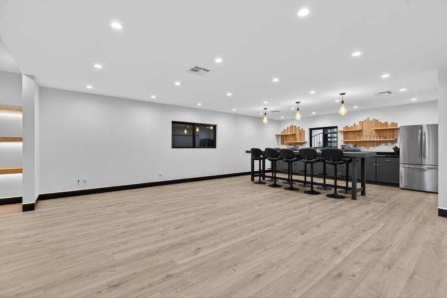 More Photos Of 703 S Main St, Burbank Showroom For Sale