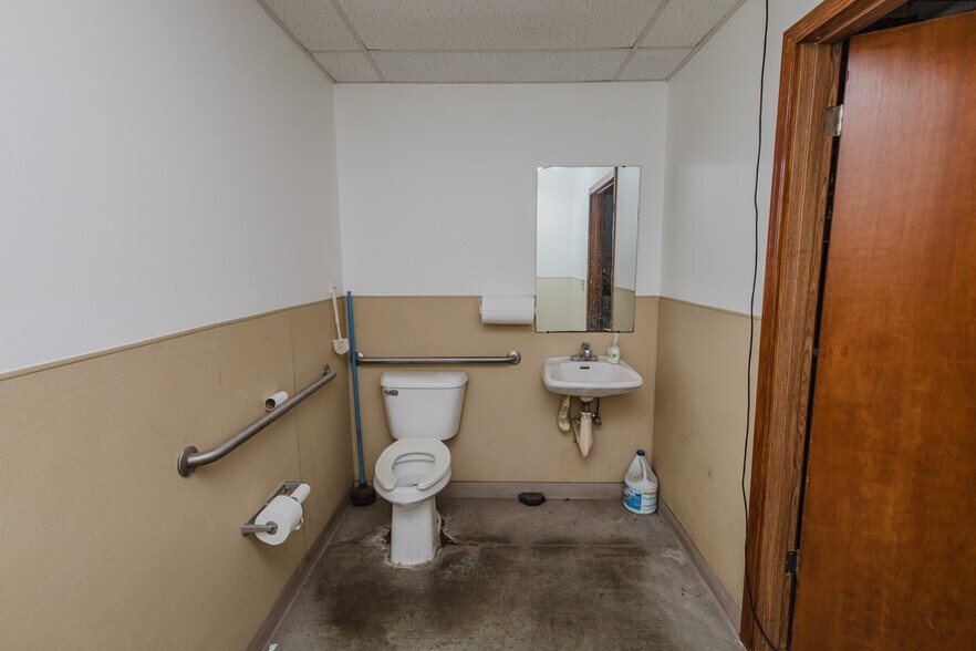 More Photos Of 2555 N Market St, Wichita Auto Repair For Sale