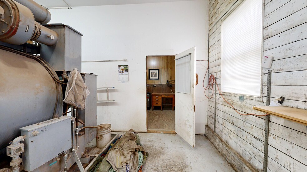 More Photos Of 4707 50 st, Stettler Service For Sale