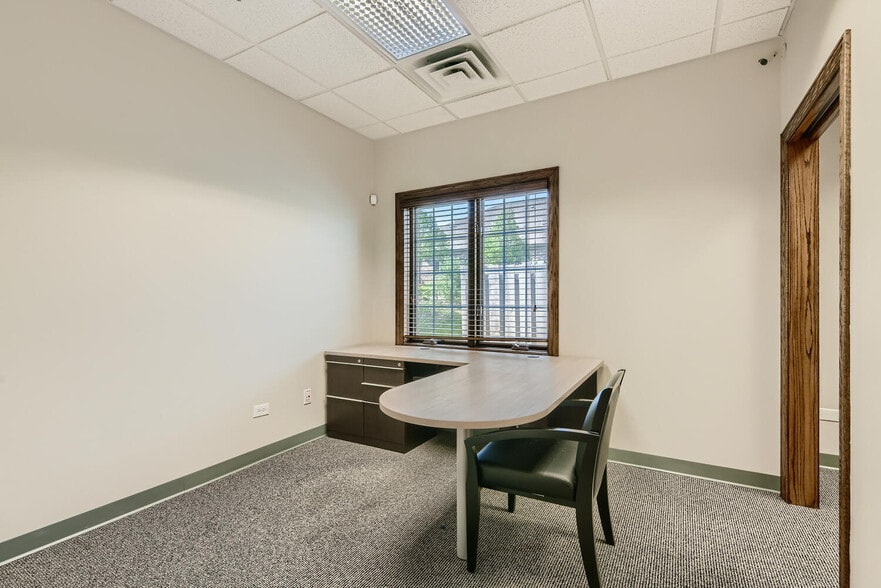 More Photos Of 108 S Wynstone Park Dr, North Barrington Office For Lease