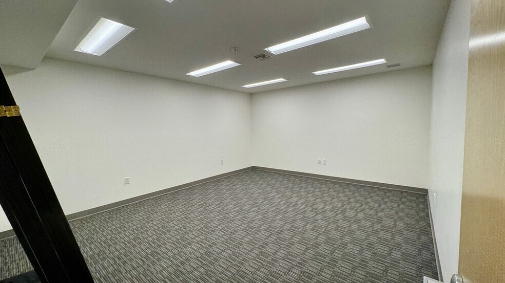 More Photos Of 18320-18330 Oxnard St, Tarzana Warehouse For Lease