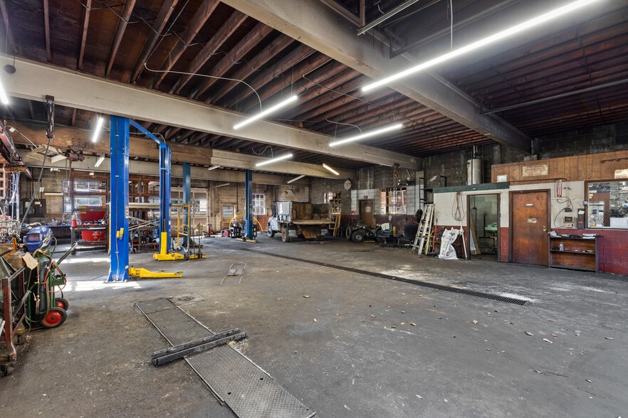 More Photos Of 512 National Rd, Wheeling Flex For Sale