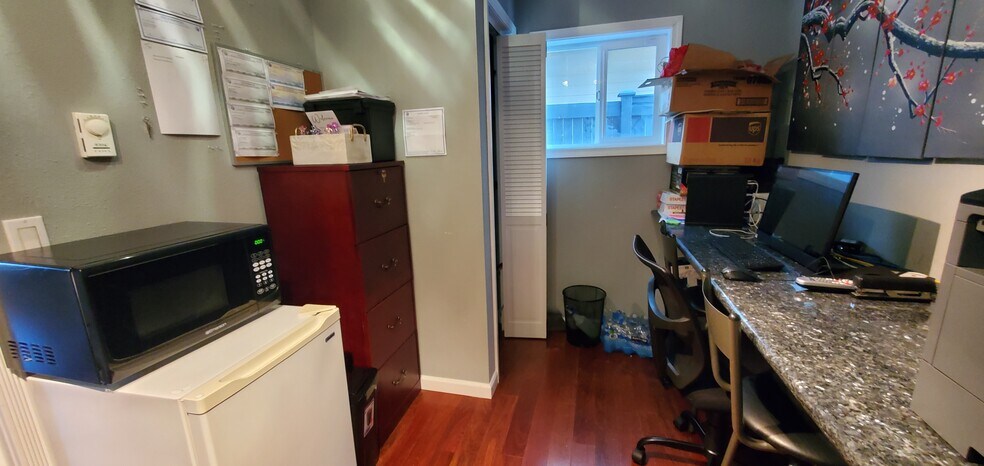 More Photos Of 2024 Madison St, Everett Office For Sale