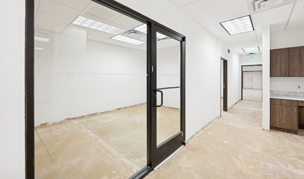 More Photos Of 4400-4440 Beltway Dr, Addison Flex For Sale