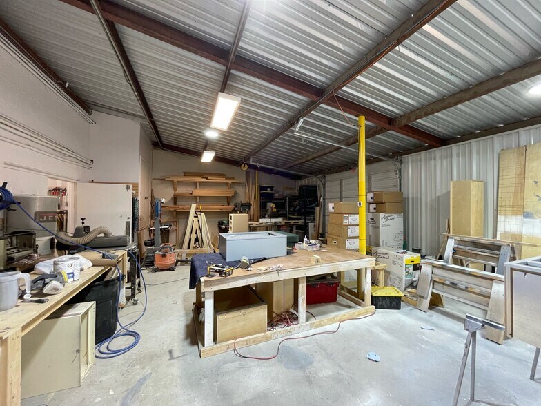 More Photos Of 2118 Mannix Dr, San Antonio Showroom For Sale