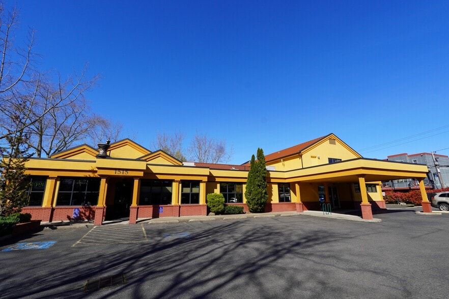 More Photos Of 1515 Oak St, Eugene Medical For Lease