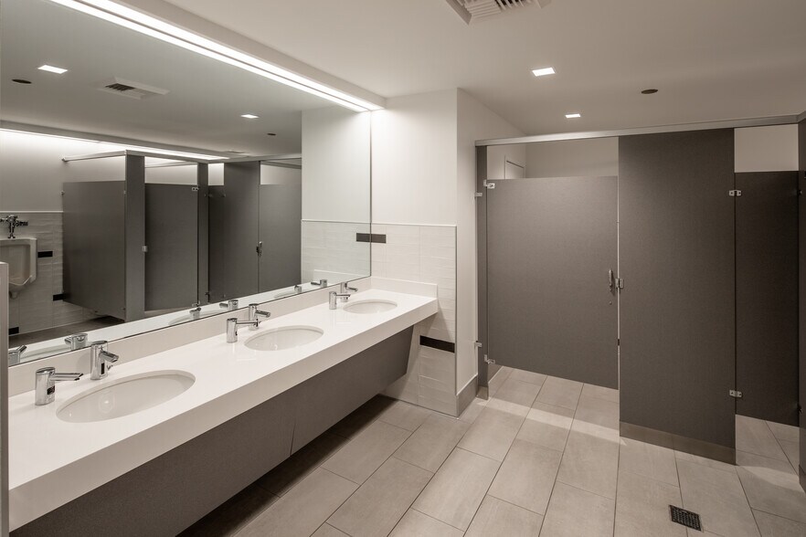 More Photos Of 2100 W Orangewood Ave, Orange Unknown For Lease