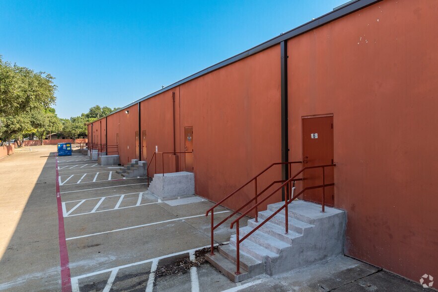 More Photos Of 901 N Polk St, DeSoto General Retail For Lease