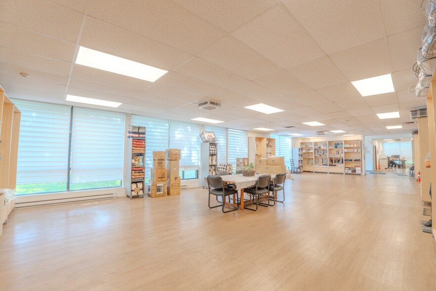 More Photos Of 181 Av Oneida, Pointe-claire Industrial For Sale