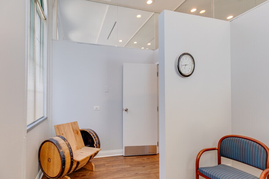 More Photos Of 2551 N Clark St, Chicago Office For Lease