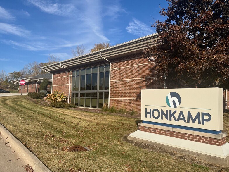 More Photos Of 908 W 35th St, Davenport Office For Sale