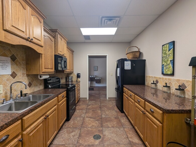 More Photos Of 5315 N Twin City Hwy, Nederland Warehouse For Sale