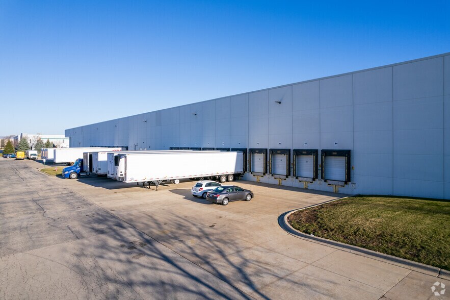 More Photos Of 340 W Crossroads Pky, Bolingbrook Warehouse For Lease
