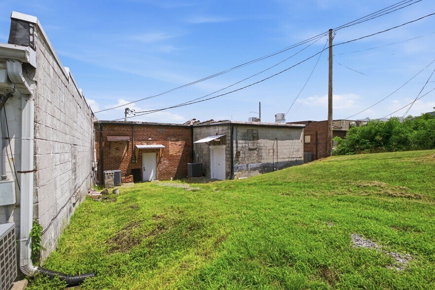 More Photos Of 1029 Park St, Westmoreland Storefront Retail Office For Sale