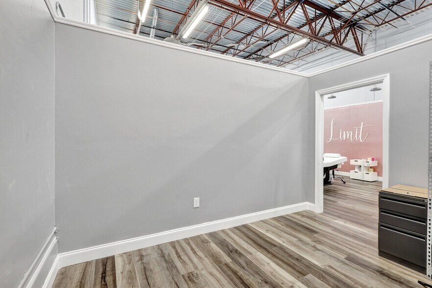 More Photos Of 1200 S Rogers Cir, Boca Raton Warehouse For Lease