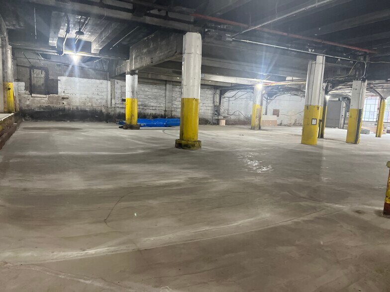 More Photos Of 56 Berry St, Brooklyn Storefront Retail Office For Lease