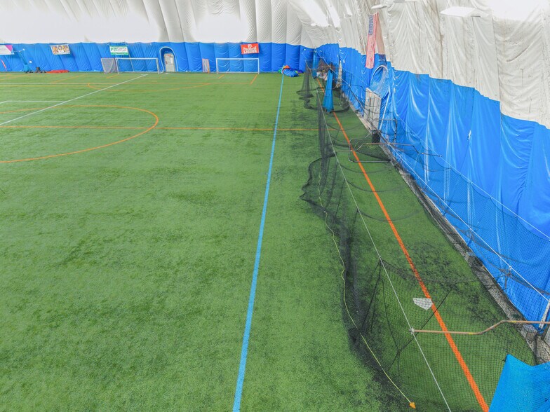 More Photos Of 901 Cannon Rd S, Dundas Sports And Entertainment For Sale