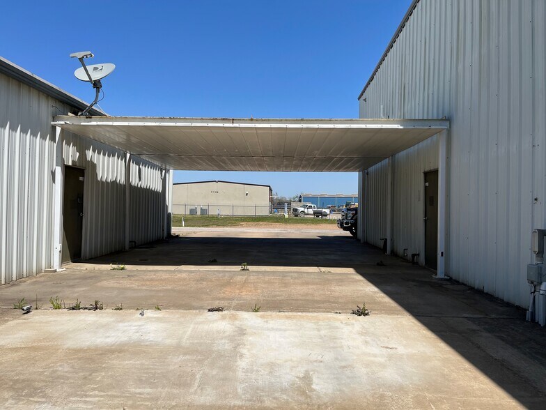 More Photos Of 2009 Hatfield Rd, Pearland Warehouse For Lease