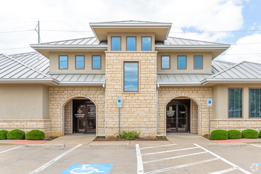 More Photos Of 2435 W Oak St, Denton Medical For Lease