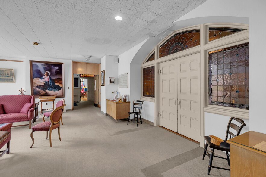 More Photos Of 61 Main St, Unionville Office For Sale
