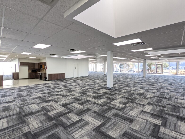 More Photos Of 11606-11642 149th St NW, Edmonton Showroom For Lease