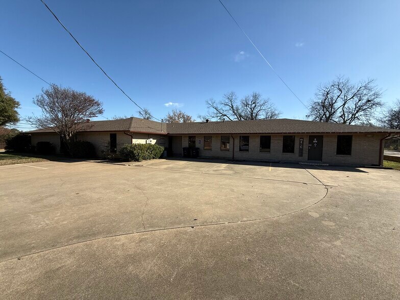 More Photos Of 907 N Granbury St, Cleburne Office For Lease