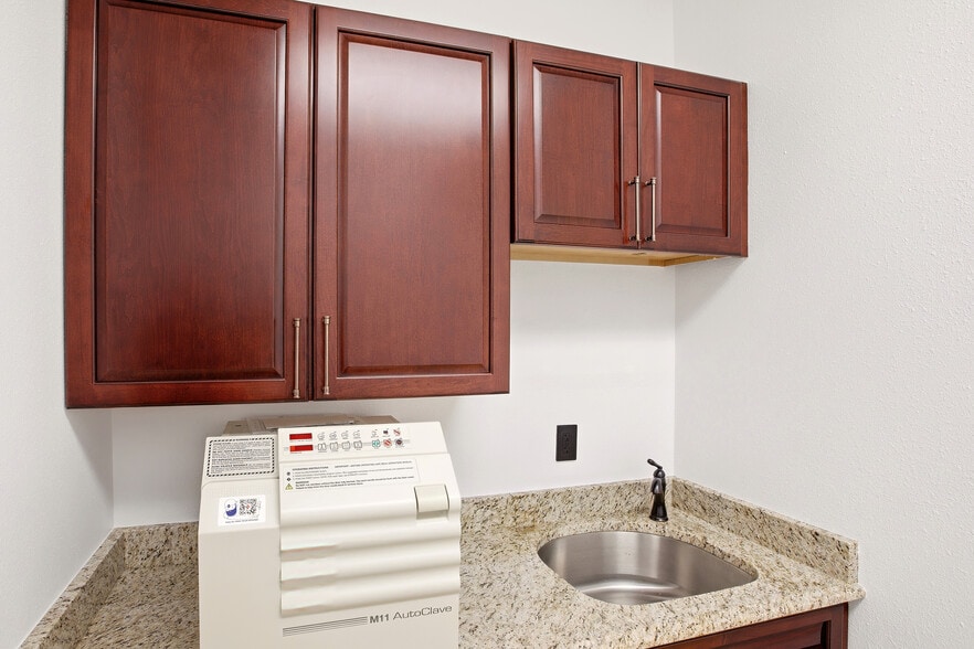 More Photos Of 5266 Office Park Blvd, Bradenton Medical For Lease
