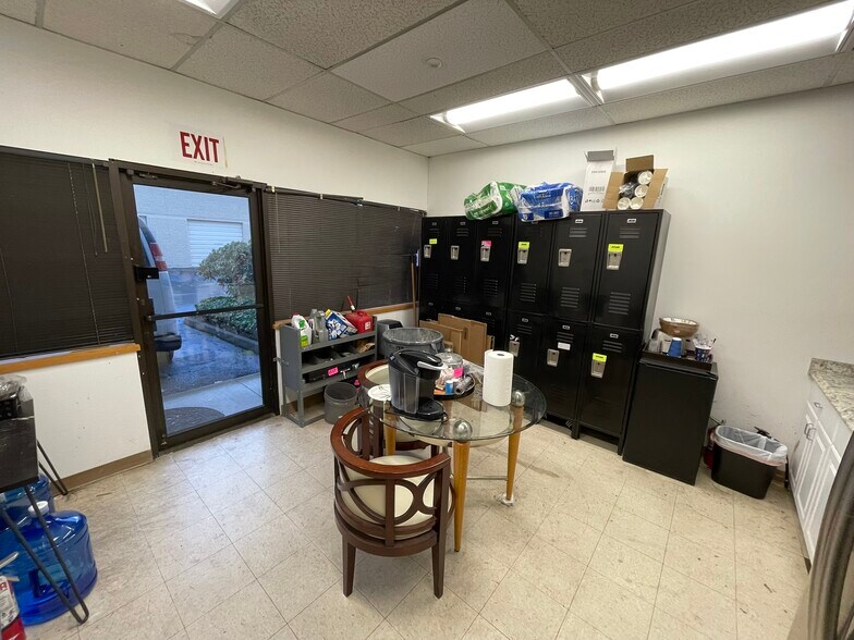 More Photos Of 13222-13228 SE 30th St, Bellevue Showroom For Lease