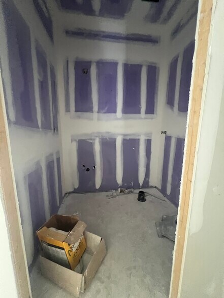 More Photos Of 112 Kingsland Ave, Brooklyn Auto Repair For Lease