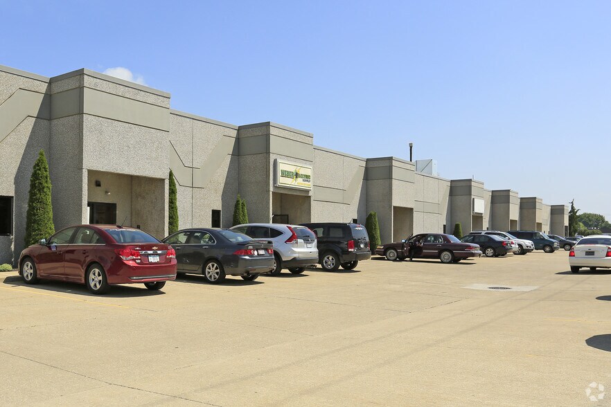 More Photos Of 1935-2007 Aetna Rd, Ashtabula Showroom For Lease