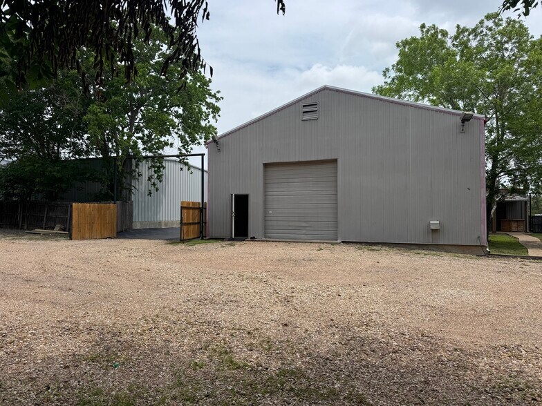 More Photos Of 3828 S College Ave, Bryan Office For Lease