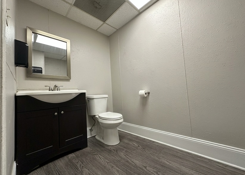 More Photos Of 2227 Gulf Fwy, League City Warehouse For Sale