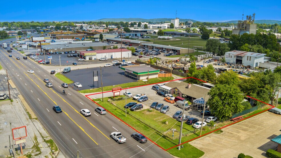 More Photos Of 2305 S Thompson St, Springdale Freestanding For Sale