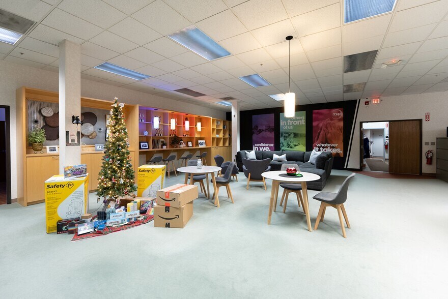 More Photos Of 1751-1761 E Lincoln St, Madison Heights Light Manufacturing For Lease